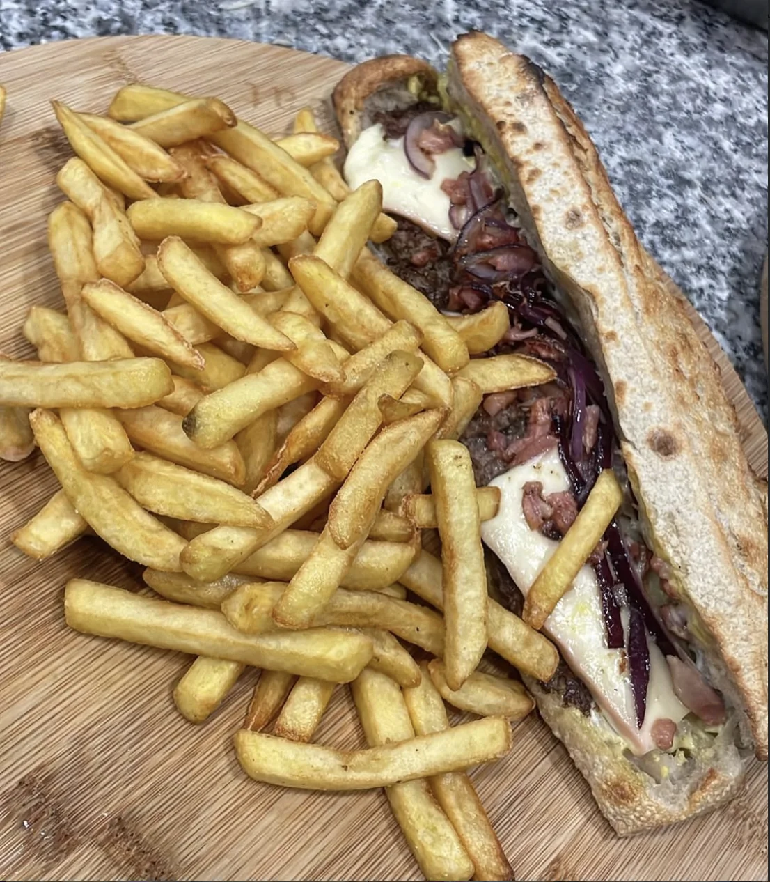 Sandwich Vosgien — steak frais, munster, champignons